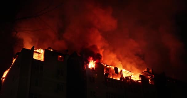 Ogromny Pożar Budynku Mieszkalnym Dom Jest Pochłonięty Płomieniami Nocy Podczas — Wideo stockowe