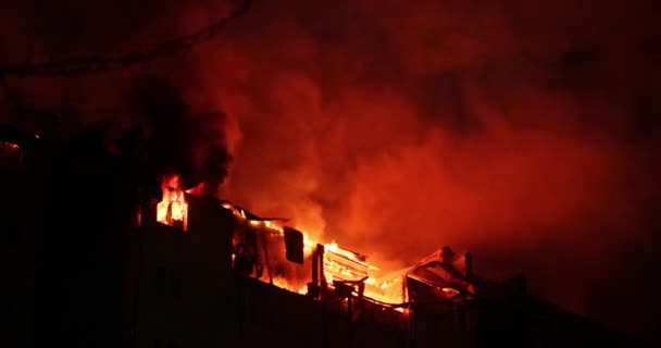 Enorme Incendio Edificio Residencial Casa Está Envuelta Llamas Por Noche — Vídeos de Stock