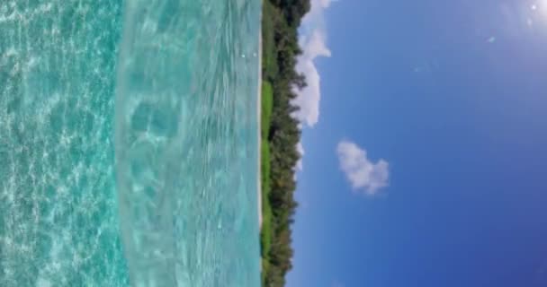 Pół Podwodny Przezroczysty Ocean Widok Tropikalnej Wyspy Malediwach Wysokiej Jakości — Wideo stockowe