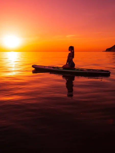 Mulher Magro Desfrutando Stand Paddle Board Mar Com Pôr Sol — Fotografia de Stock