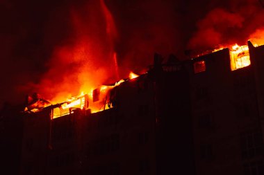 Felaket sırasında, geceleri yanan ev alevler içinde kalır.