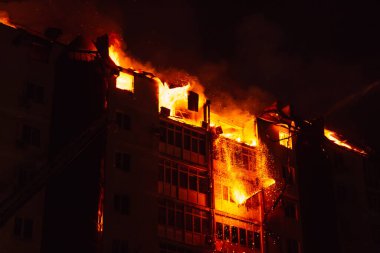 Yangından dolayı evin parçaları düştü. Apartmanda yangın çıktı..