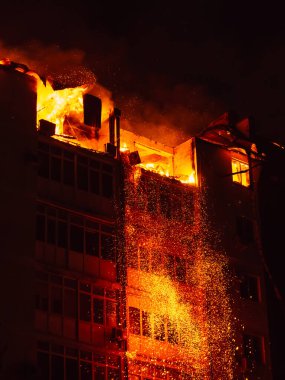 Apartmanda yangın çıktı. Yanan ev geceleri alevler içinde kalıyor. Yangınla yıkım