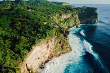 Bali 'deki Uluwatu Tapınağı yakınlarındaki orman ve okyanuslu kayalık uçurumların havadan görünüşü