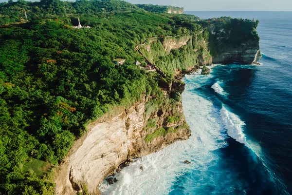 Bali 'deki Uluwatu Tapınağı yakınlarındaki orman ve okyanuslu kayalık uçurumların havadan görünüşü