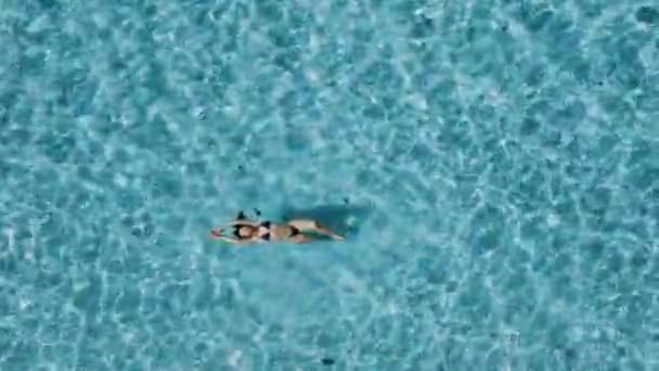 Letecký Pohled Shora Dolů Krásnou Ženu Plave Průhledném Modrém Oceánu — Stock video