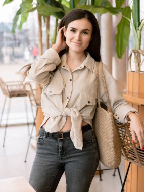 Kafede poz veren çekici bir kadın.