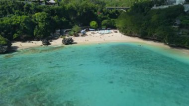 Bali 'deki Padang Padang plajı tatil köyleri ve turkuaz okyanusla. Hava görüntüsü. Yüksek kalite 4k görüntü