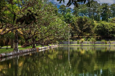 Taman Ujung Bali, Endonezya 'da. Su sarayına göletli park et.