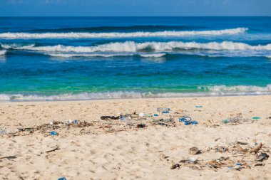 Bali adasındaki okyanus plajında plastik kirliliği. Endonezya 'da ekoloji sorunları