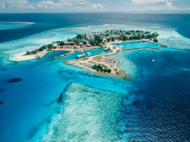 Kaafu Mercan 'ında Maafushi yakınlarındaki Gulhi Adası. Maldivler 'de mavi okyanusu olan tropik bir ada. Hava Görünümü