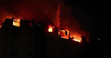 Konut binasında büyük bir yangın çıktı. Felaket sırasında geceleri ev alevler içinde kalıyor. Yüksek kalite 4k görüntü