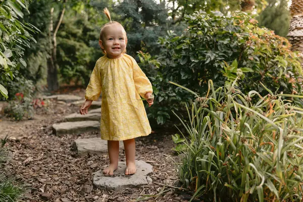 Uśmiechnięta Słodka Dziewczyna Stylowej Żółtej Sukience Ogrodzie Letnim — Zdjęcie stockowe