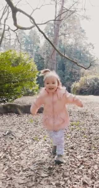 Een Klein Meisje Dat Het Stadspark Speelt Gelukkig Lachend Meisje — Stockvideo