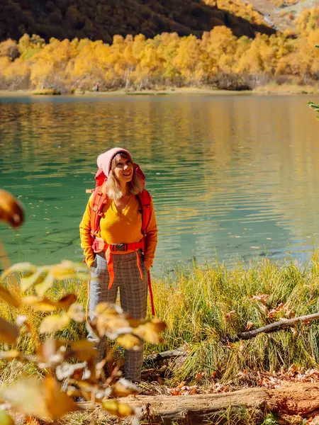 在山湖的旅途愉快的女人 湖人和带背包的远足女士 — 图库照片