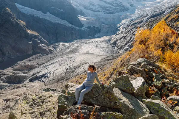 Γυναίκα Στα Βουνά Βουνό Παγετώνα Και Τουρίστα Κάθεται Πέτρες — Φωτογραφία Αρχείου