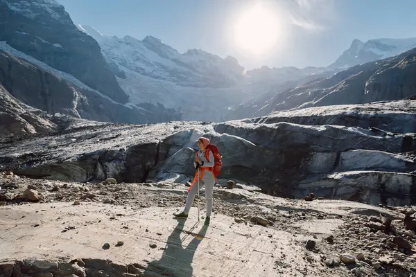 Mulher Caminhante Com Mochila Nas Montanhas Montanhas Com Geleira Gelo — Fotografia de Stock