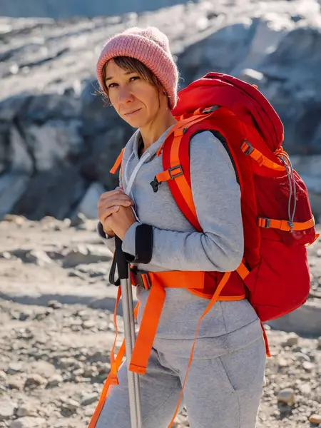 山のバックパックを持ったハイカーの若い女性 ヒマラヤでハイキング — ストック写真