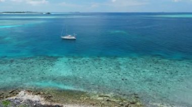 Maldivler 'deki adaya zehirli atık. Çöpten hava kirliliğine bakış. Yüksek kalite 4k görüntü