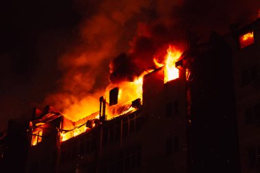 Yanan ev alevler içinde kaldı. Apartmanda yangın çıktı..