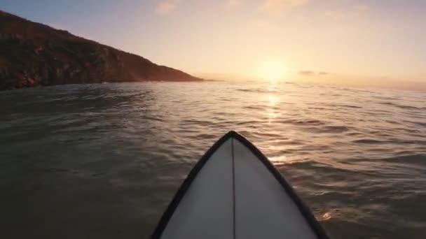 Surfista Sentado Prancha Surf Oceano Pôr Sol Quente Vista Primeira — Vídeo de Stock