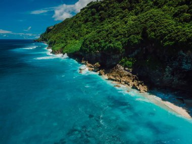 Bali 'deki uçurum kıyısı ve turkuaz okyanus. Hava görünümü