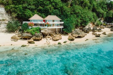 Sahil şeridinin havadan görünüşü. Sahil oteli ve Bali adasındaki imkansızlar plajında sakin okyanus manzarası.