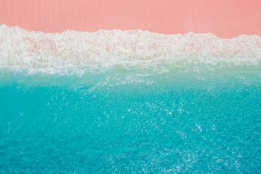 Komodo Ulusal Parkı 'nda mavi okyanuslu pembe kumlu bir sahil.