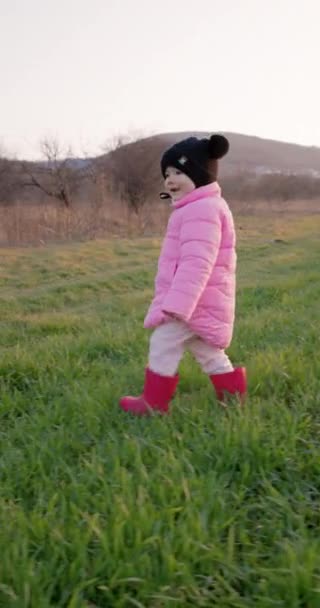 ショベルで地面を掘るフィールドの少女の肖像画 高品質の4K映像 — ストック動画