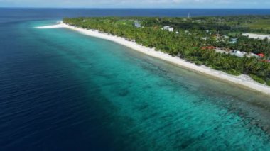 Maldivler 'deki Fuvahmulah adası ve güneşli bir günde tropik plajı olan okyanus kıyısı. Hava görüntüsü. Yüksek kalite 4k görüntü