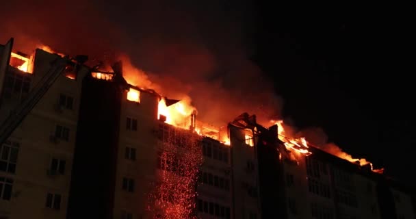 Incendio Enorme Che Divampa Nell Edificio Residenziale Casa Inghiottita Dalle — Video Stock