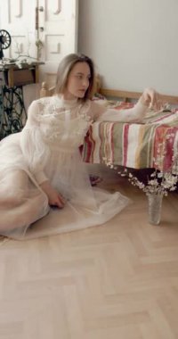 Klasik gelinlik giyen, evde poz veren, şık, modaya uygun iç mimari modeller. Yüksek kalite 4k görüntü