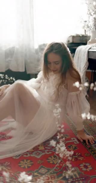 Mladý Elegantní Módní Model Retro Svatební Šaty Sedí Podlaze Pózuje — Stock video