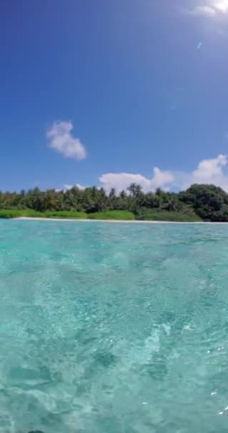 Mitad Océano Transparente Submarino Vista Con Isla Tropical Maldivas Imágenes — Vídeo de stock