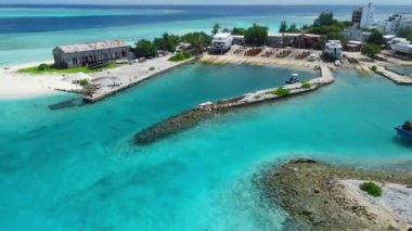 Kaafu Mercan 'ındaki Maafushi yakınlarındaki Gulhi adasının havadan görüntüsü. Açık okyanusu ve plajı olan tropik bir ada, Maldivler. Yüksek kalite 4k görüntü