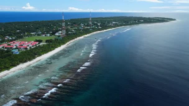 马尔代夫的Fuvahmulah岛和阳光普照的热带海滩的海洋海岸线 空中风景 高质量的4K镜头 — 图库视频影像