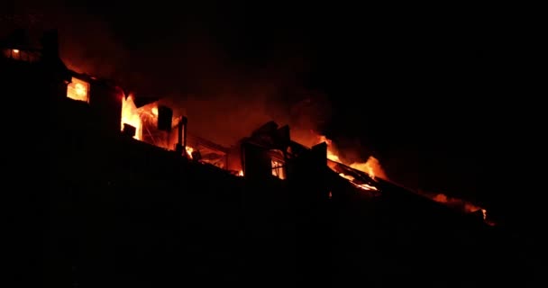 住宅の建物で巨大な火災が発生しました 家は悲惨な夜に炎に包まれている 高品質の4K映像 — ストック動画