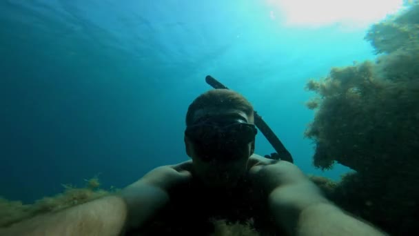 Października 2023 Cypr Pafos Freediver Człowiek Pływa Pod Wodą Głębokim — Wideo stockowe