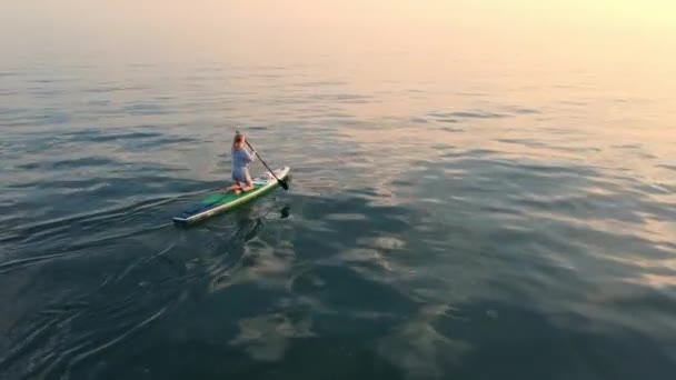 April 2024 Menorca Spanyol Wanita Berdiri Mendayung Laut Yang Tenang — Stok Video
