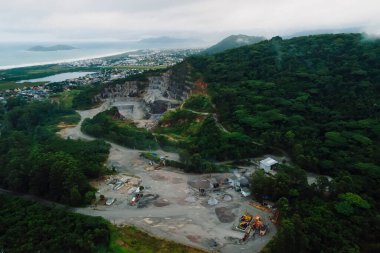 Florianopolis, Campeche 'deki taş ocağı kazısı ve dağ. Hava görünümü