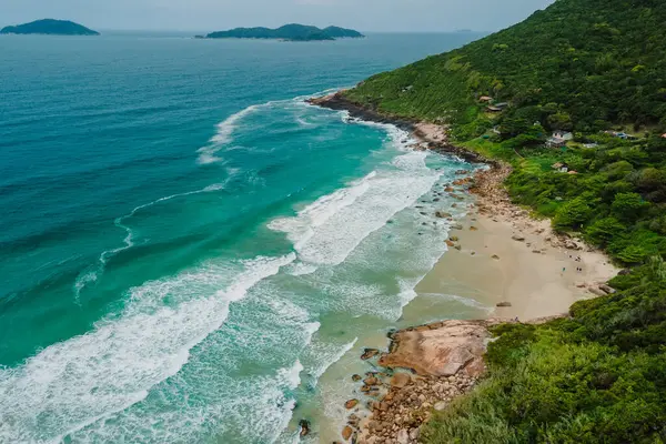 Landschappelijke Kustlijn Met Bergen Blauwe Oceaan Met Golven Brazilië Luchtzicht — Stockfoto