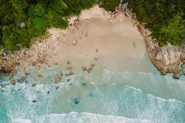 Kıyı Şeridi Dalgalı Okyanus Tropikal Plajın Havadan Görünüşü — Stok fotoğraf