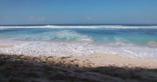 Písečná Pláž Slunečného Dne Modrými Vlnami Oceánu Tropech Vysoce Kvalitní — Stock video