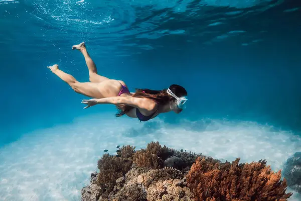 Женщина Маске Ныряет Прозрачное Море Прыжки Маской Трубкой Гавайях Лицензионные Стоковые Изображения
