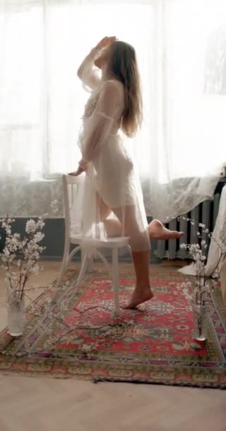 Mladý Elegantní Módní Model Stylovém Retro Svatební Šaty Židli Pózování — Stock video