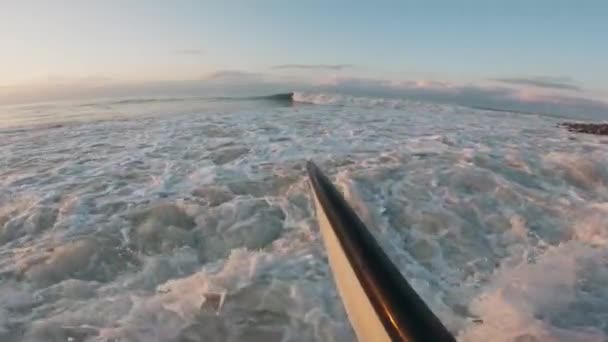 Surfer Widokiem Pierwszej Osoby Próbuje Wejść Oceanu Deską Surfingową Zachód — Wideo stockowe