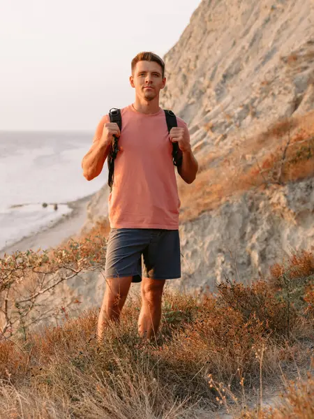 Hiker Man Shirt Shorts Backpack Staying Ocean Coastline Warm Sunset Fotos De Stock Sin Royalties Gratis