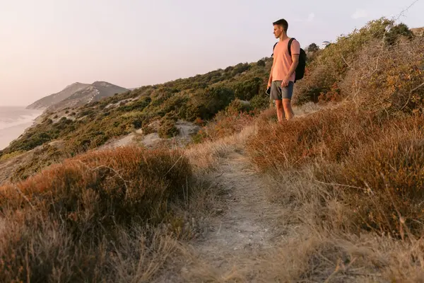 Traveler Man Backpack Walking Ocean Coastline Warm Sun Light Imagen De Stock