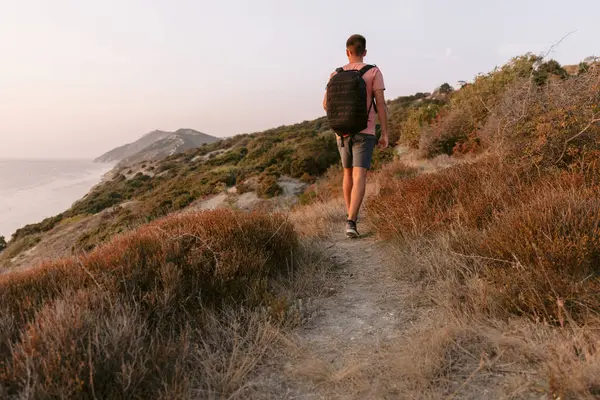 Caminante Hombre Con Mochila Pie Costa Del Mar Montaña Con Imagen De Stock