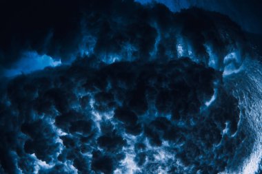 Şeffaf denizde suyun altındaki dalga dokuları. Okyanus kabarır, dalgalar çarpar.